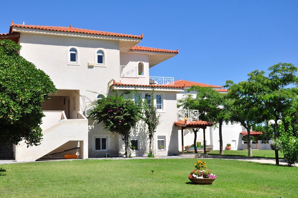 Phoenix Beachside Condos Kokkonion Exterior photo